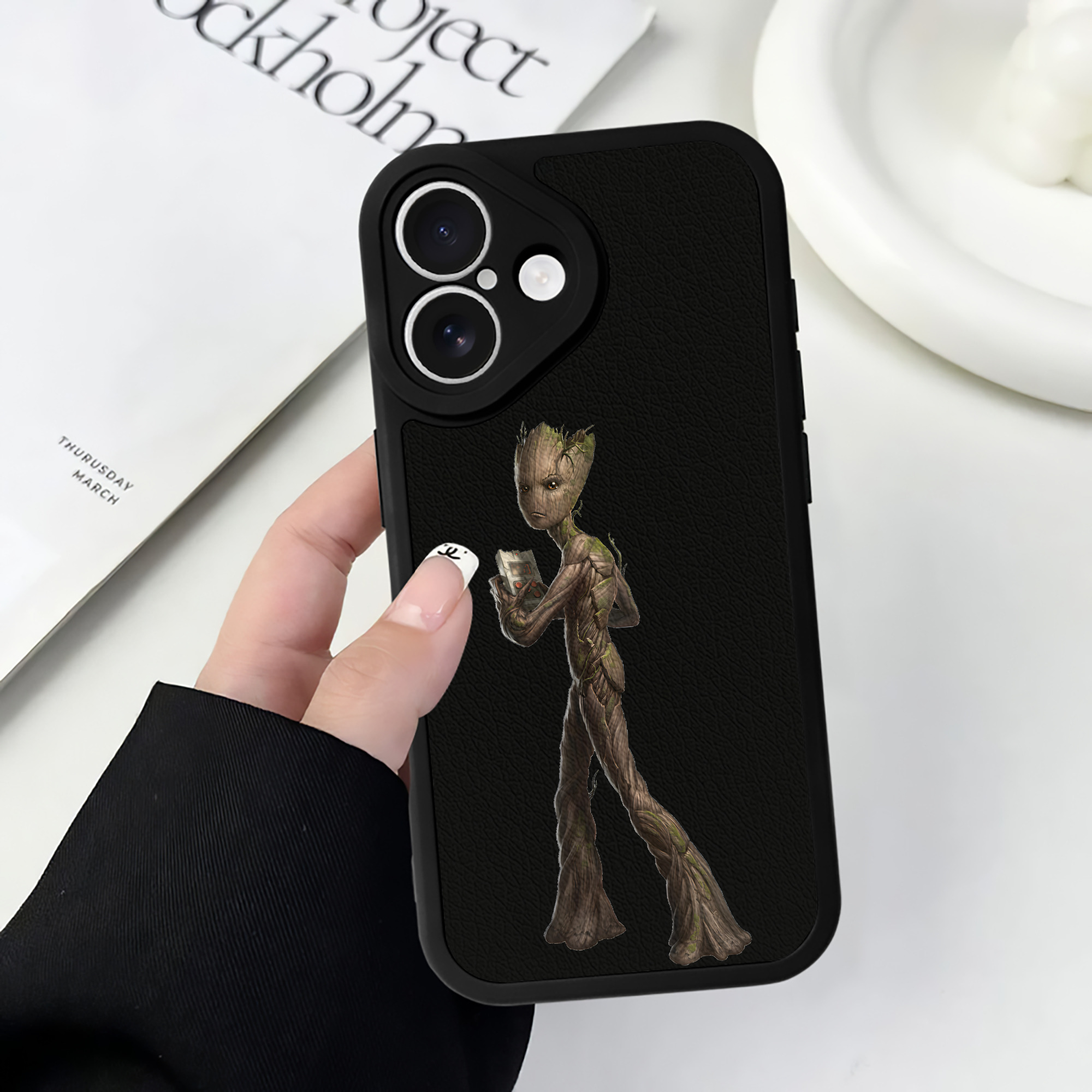 （画像用） アベンジャーズ The Avengers 【iPhone 16シリーズ対応】シリコンスマホケース（レザー調） 材質：シリコン